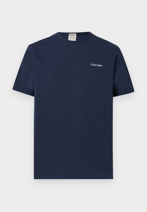 Marineblaue kurzärmelige Crewneck-T-Shirt mit "Calvin Klein"-Logo auf der linken Brust, schlichtes Design, keine Muster oder Grafiken.