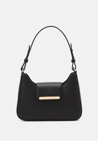 Schwarze Lederhandtasche mit strukturiertem Design, runder Form, Klappe an der Vorderseite und goldenen Akzenten auf der Klappe.