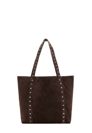 Bolso tote de ante marrón oscuro con dos asas de hombro con tachuelas y forma rectangular simple sobre fondo blanco.