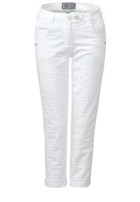 Witte cropped broek gemaakt van een lichtgewicht stof, met twee voorzakken, een knoopsluiting en opgerolde manchetten voor een verzorgde uitstraling.