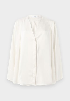 Blusa blanca de manga larga con escote en V, de corte holgado, y cierre frontal oculto, hecha de una tela suave y ligera.