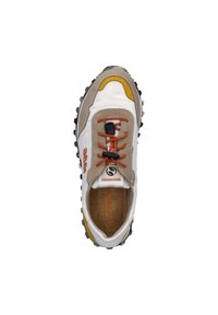 Wiązane buty sportowe z białą, szaro-żółtą cholewką, czarną gumową podeszwą, pomarańczowymi sznurowadłami oraz fakturowaną wkładką.