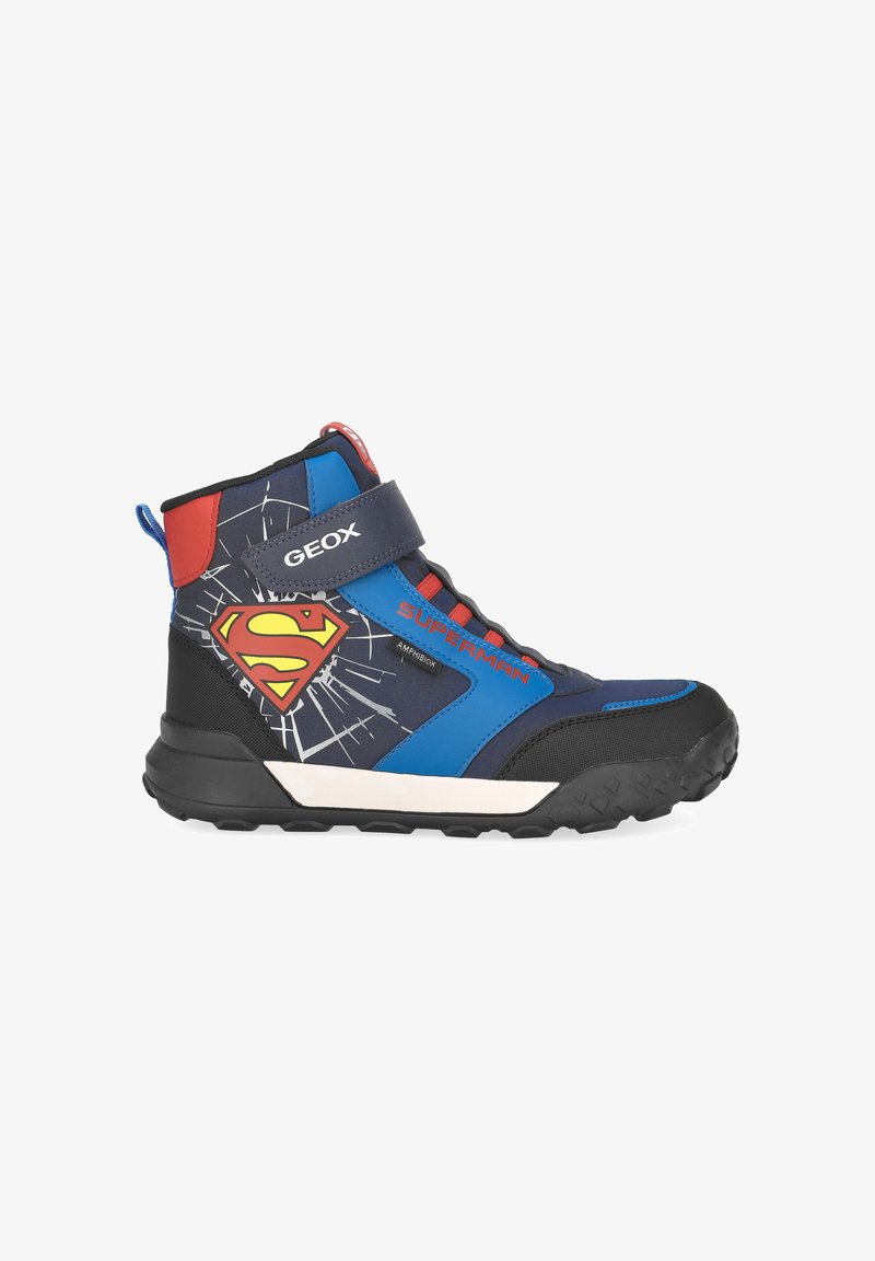 Sneakers alte color navy con accenti blu e rossi. Presentano il logo di Superman, punta rinforzata, cinturino in Velcro e suola in gomma testurizzata.