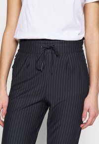 ONLY Tall Spodnie materiałowe