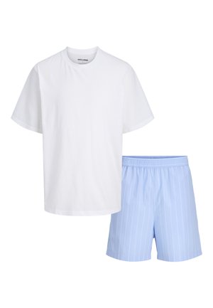 Hvid T-shirt med korte ærmer kombineret med lyseblå shorts med tynde, hvide lodrette striber og elastik i taljen.