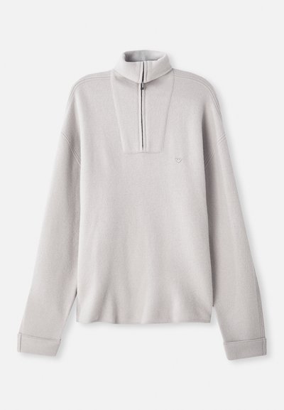 Helehall fleece-pullover, millel on pooltõmbe krae, pikad varrukad ja väike logo rinnal. Pehme tekstuur ja lõdva istuvuse disain.