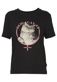 Černé tričko s krátkým rukávem, na kterém je grafika kočky se žlut�ýma očima, text "DEDICATED" v růžové barvě a fráze "PUSSIES UNITE."