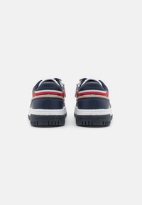 Marine sneakers met witte en rode accenten. Gemaakt van leer en stof, met een gestructureerde zool en logo-details op de hiel.