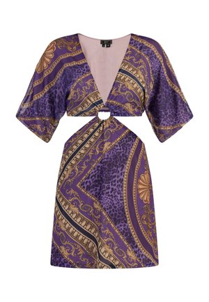 Lila Kleid mit tiefem V-Ausschnitt, schwingenden Ärmeln, einem kunstvollen goldenen und schwarzen Muster sowie einer taillierten Taille mit einem kreisförmigen Verschlussdetail.