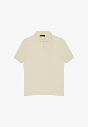 Jasnobeżowa koszulka polo z krótkim rękawem, z ściągaczem na dole, plisą na dwa guziki i szpiczastym kołnierzykiem, rozłożona płasko na białym tle.