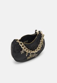 Černá kožená kabelka s prošívaným vzorem hvězd, zlatým řetízkovým popruhem a závěsnými ozdobami. Obsahuje zipový uzávěr pro bezpečné zavření.