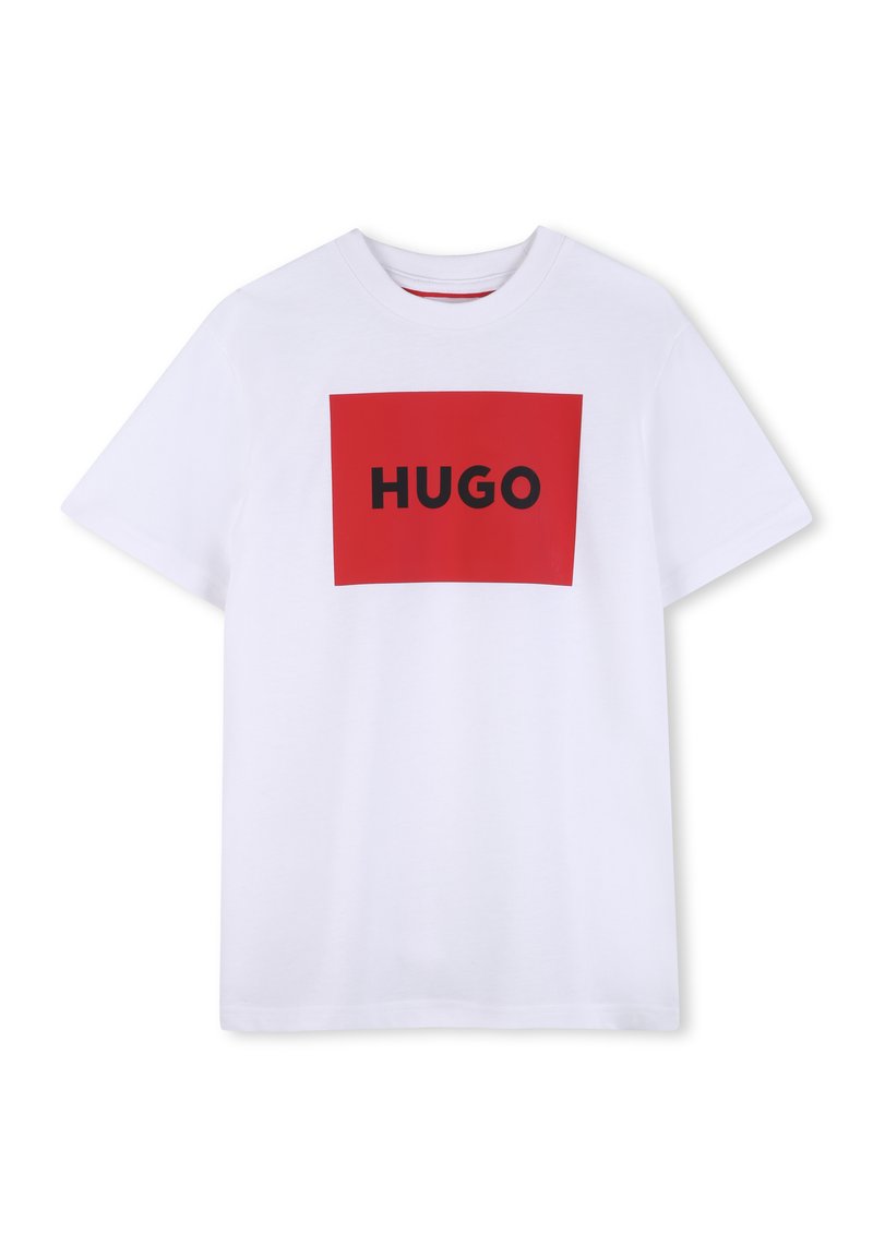 Vit bomullst-shirt med ett rektangulärt rött tryck där ordet "HUGO" står i fetstilade svarta bokstäver i mitten. Rund halsringning och korta ärmar.