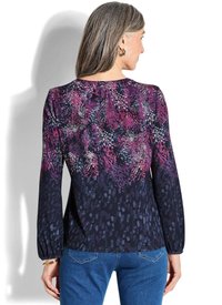 Langemouwblouse in marineblauw met een bloempatroon in paars en wit. Heeft een geplooide halslijn en licht elastische manchetten.