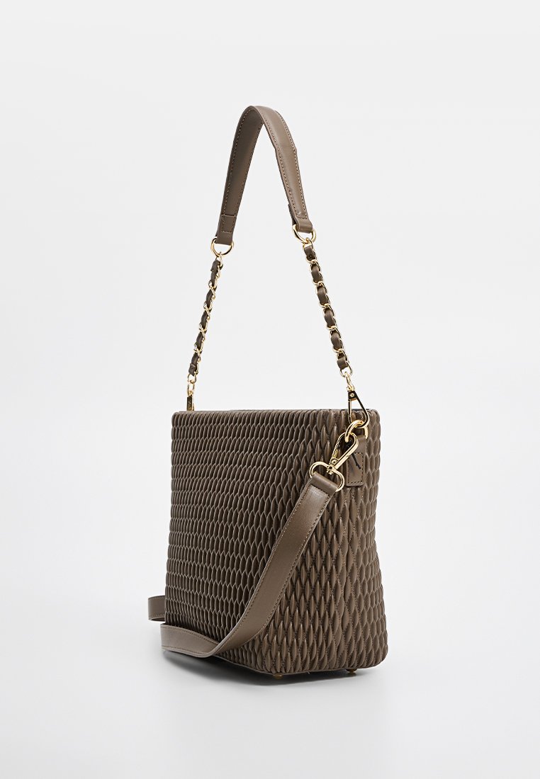 Sac à main matelassé marron avec un motif texturé, doté d'une bandoulière lisse et de finitions en métal doré.
