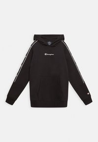 Sudadera negra con bolsillo tipo canguro, con el logo blanco de Champion en el pecho y detalles en blanco a lo largo de las mangas. Textura de tela suave.