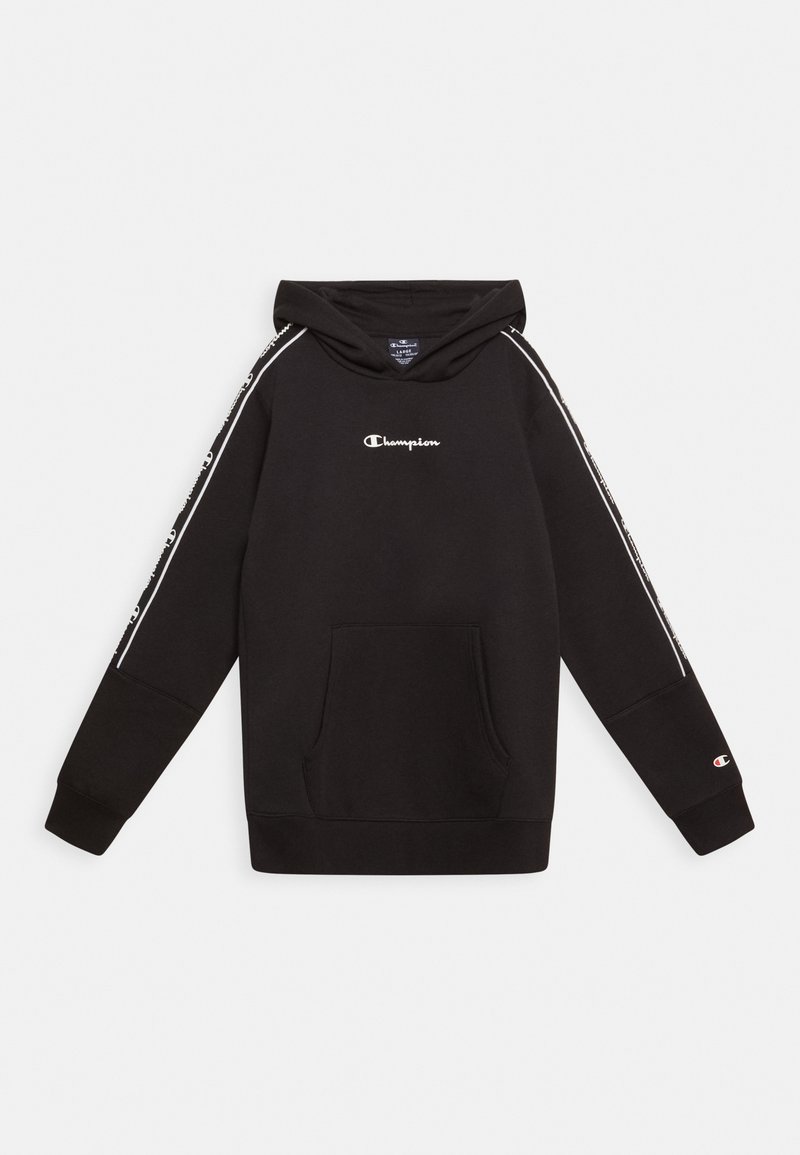 Sudadera negra con bolsillo tipo canguro, con el logo blanco de Champion en el pecho y detalles en blanco a lo largo de las mangas. Textura de tela suave.