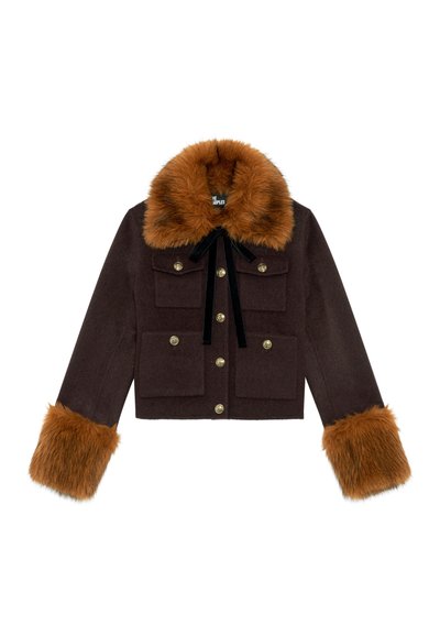 Chaqueta marrón corta con un cuello y mangas de piel sintética, botones dorados, dos bolsillos frontales y un detalle de lazo de terciopelo en el escote.