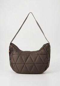 Barna, steppelt válltáska puha textúrával, lekerekített formával és átlós varrásmintával. Egyetlen vállpánttal rendelkezik.