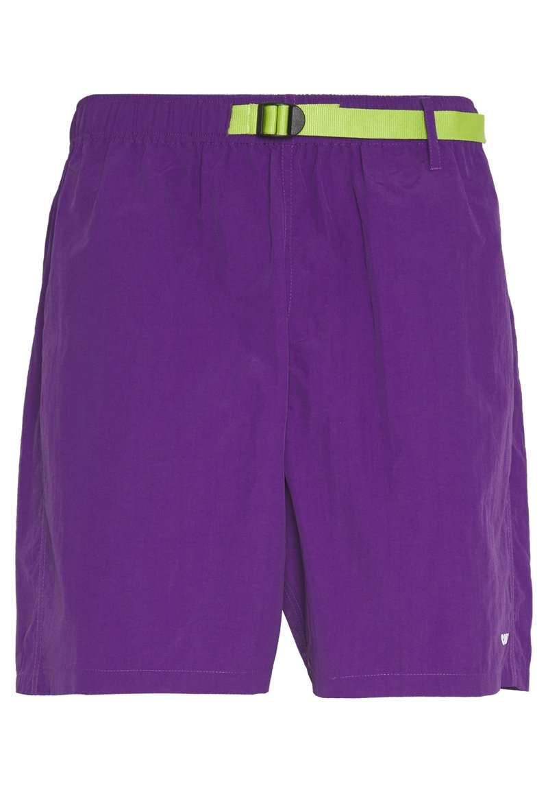 Lila badbyxor i lättviktig tyg, med elastiskt midjeband och ett justerbart bälte i grön färg samt en liten logotypdetalj.