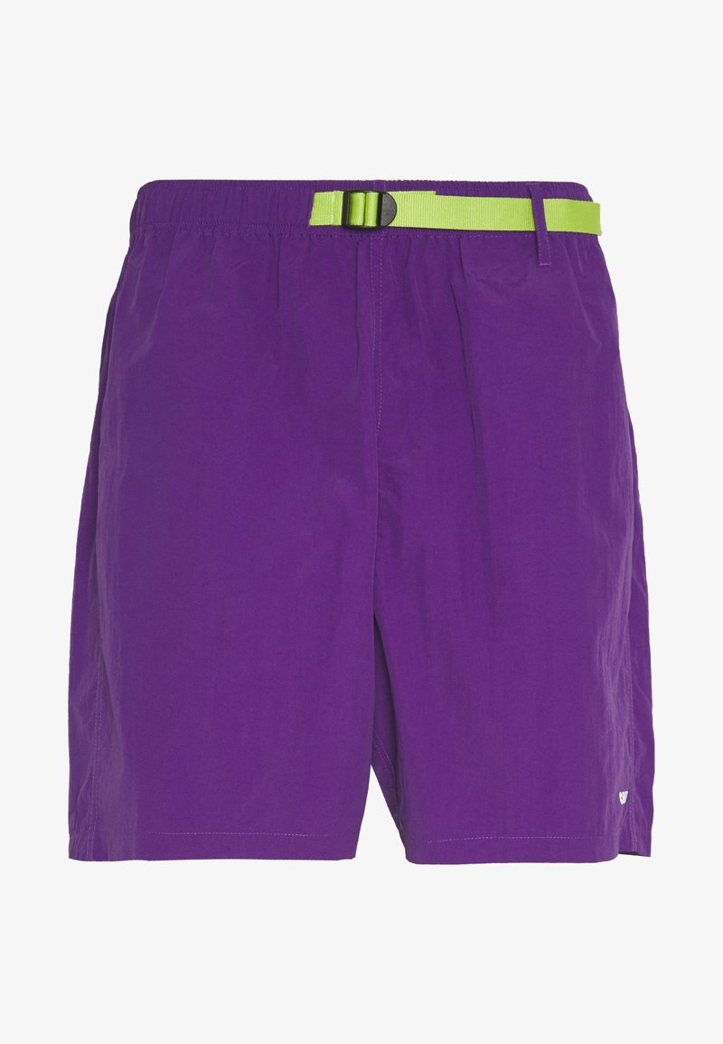 Lila badbyxor i lättviktig tyg, med elastiskt midjeband och ett justerbart bälte i grön färg samt en liten logotypdetalj.