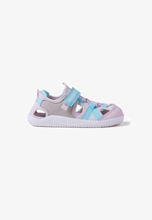 Sandalia ligera con material gris y detalles en rosa y azul aqua, correas ajustables, diseño recortado y suela blanca texturizada.