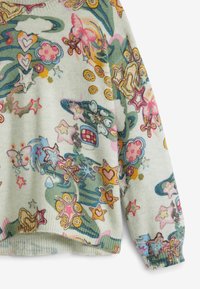 Maglione a pullover multicolore in morbido knit, con motivi floreali e stellati che si intrecciano in rosa, verde e giallo su uno sfondo chiaro.