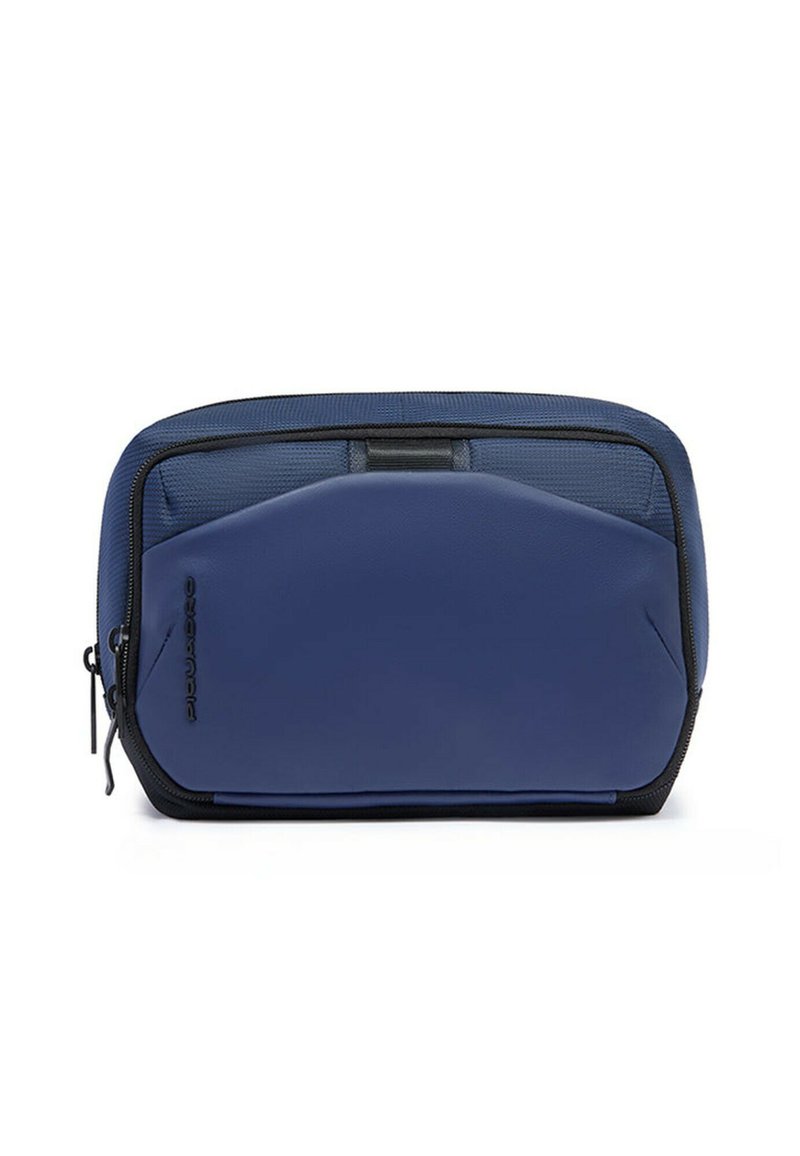 Borsa da toilette blu navy con esterno liscio, cerniera nera e parte superiore strutturata. Presenta una forma rettangolare compatta con un logo.