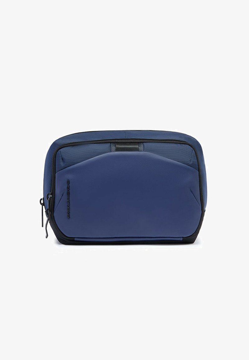 Borsa da toilette blu navy con esterno liscio, cerniera nera e parte superiore strutturata. Presenta una forma rettangolare compatta con un logo.