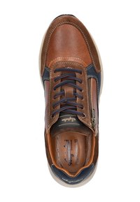 Braune und marineblaue Sneaker mit einem strukturierten Obermaterial, perforiertem braunem Leder, kontrastierenden Nähten und einem seitlichen Reißverschluss.