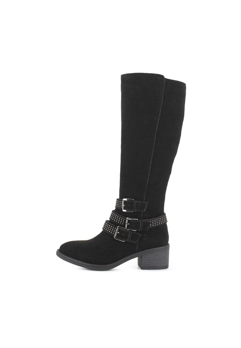 Botas negras hasta la rodilla de ante, con dos correas con hebillas y detalles de tachuelas, y un tacón cuadrado. Textura suave, diseño elegante.