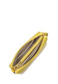 Borsa a tracolla giallo in pelle con un'esterno testurizzato, doppie zip e multiple tasche interne con fodera beige.