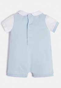 Vaaleansininen lyhythihainen romperi, jossa valkoinen kaulus ja takana napitus; valmistettu pehmeästä kankaasta; siinä on lyhyet lahkeet ja normaalisti istuva leikkaus.