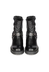 Botas de cuero negras hasta el tobillo con un diseño arrugado, detalle de correa con tachuelas y suela de goma gruesa. Cremalleras laterales para una fácil puesta.