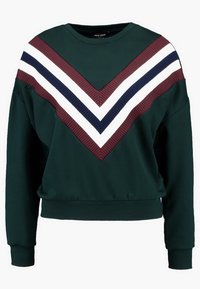 Sudadera verde oscuro con diseño en forma de V ribeteado que presenta franjas en burdeos, blanco y azul marino. Mangas y dobladillo con puños. Textura de tela suave.