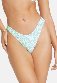 Bikini in blu chiaro con motivo floreale, caratterizzato da un design alto, texture liscia e copertura minima.