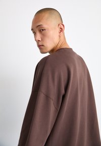 Nike Sportswear TECH FLEECE - Paprasti marškinėliai - baroque brown