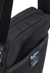 Pepe Jeans Soma ar siksnu pāri ķermenim - black