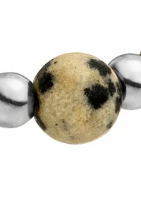 Perlenarmband mit einer sphärischen Steinperle auf beigem Hintergrund und schwarzen Sprenkeln, flankiert von glänzenden, metallischen Silberperlen.