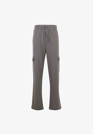 Pilkos sportinės kelnės, pagamintos iš minkštos medžiagos, su raištelių juosmeniu, dviem šoninėmis kišenėmis ir išplatėjusia kojų forma.