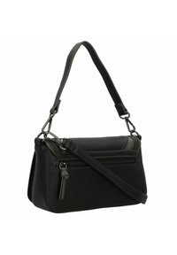 Borsa a mano in pelle nera con forma strutturata, dotata di una lunga tracolla regolabile, accessori in argento e due tasche con zip sul davanti.