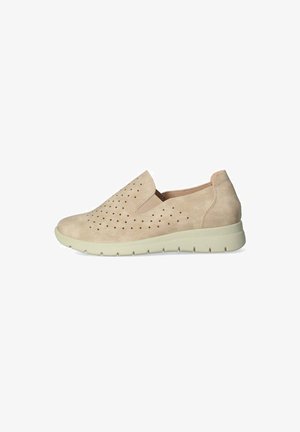 Scarpa beige slip-on con tomaia traforata, pannelli laterali elastici e suola ammortizzata, progettata per un uso casual e comfort.