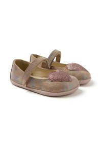 Bailarinas en color rosa dorado con un acento de corazón brillante en rosa, hechas de material brillante; cuentan con una correa en la parte superior para un ajuste seguro.