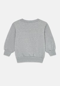 Helles graues Langarm-Sweatshirt mit gerippten Bündchen und Saum, auf einem einfarbigen weißen Hintergrund von hinten gezeigt.
