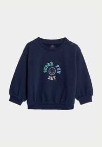 Granatowy sweter z okrągłym dekoltem, długimi rękawami w stylu balonowym oraz elastycznymi mankietami. Z przodu znajduje się kolorowy haft z napisem oraz uśmiechniętą buźką.