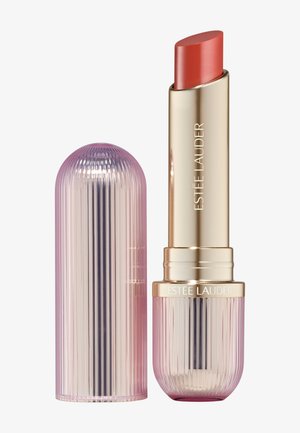 Pomadka Estée Lauder z podstawą w kolorze złota i przezroczystą żeberkowaną różową nakrętką, pokazująca wydłużony odcień koralowo-czerwonej pomadki.