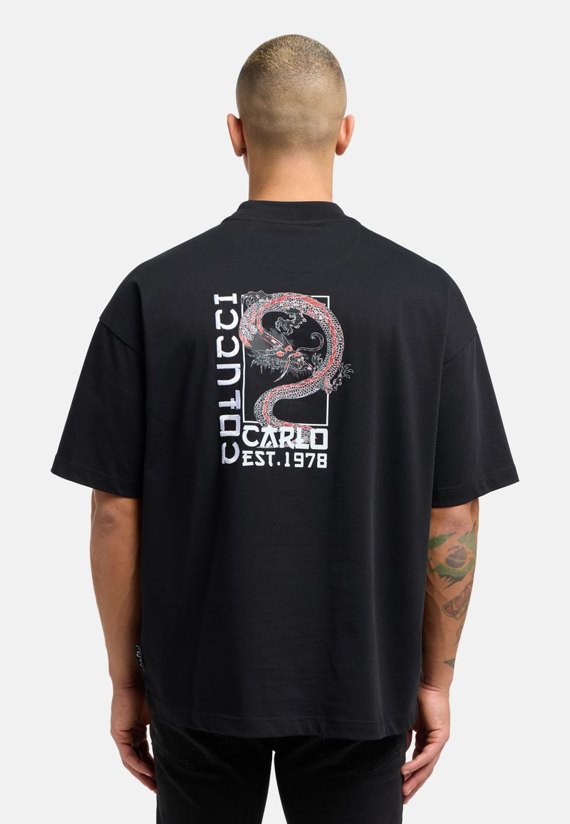 Sort bomulds T-shirt med et stort rødt og hvidt dragegrafik på bagsiden, med teksten "Colucci", "Carlo" og "Est. 1978".