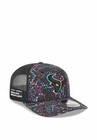 Schwarze Kappe mit einem Farbkleks-Design in Pink, Blau und Gelb. Mit Logo auf der Vorderseite und "Crucial Catch"-Label an der Seite.