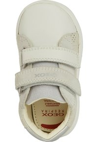 Zapato de cuero blanco con correas de velcro, forro de tela suave, plantilla acolchada y acentos texturizados. Logo de la marca visible en la correa.