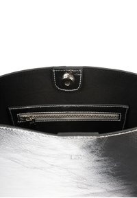 Borsa a mano argento con superficie metallica testurizzata, interno nero, chiusura a scatto magnetico e tasca con zip.