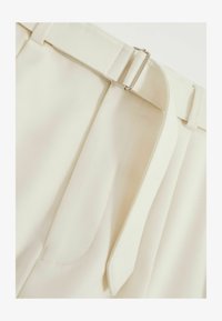 Unausgewählt, white